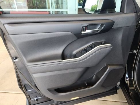 Used 2023 Toyota Highlander XLE AWD/4WD image 13