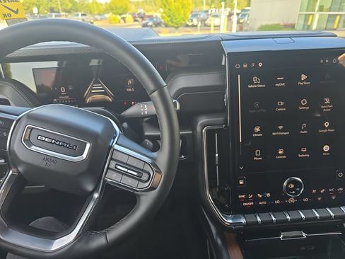 Used 2025 GMC Yukon Denali AWD/4WD image 12
