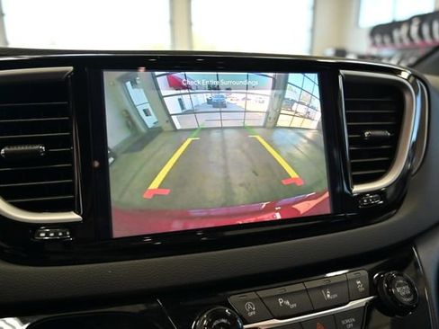 Used 2025 Chrysler Pacifica Select FWD image 17