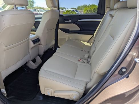 Used 2018 Toyota Highlander XLE w/ Carpet Mat Package (TMS) FWD image 9