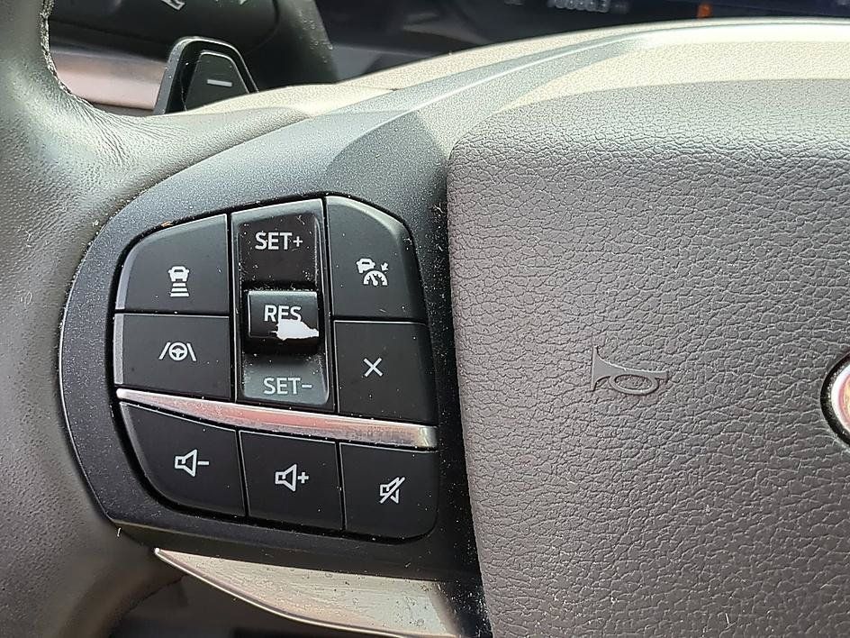 Used 2020 Ford Explorer Platinum w/ Premium Technology Package AWD/4WD image 19