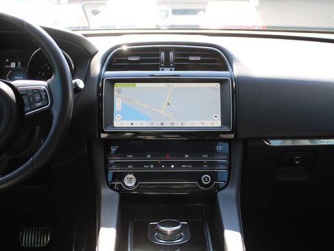 Used 2019 Jaguar F-PACE Premium AWD/4WD image 15