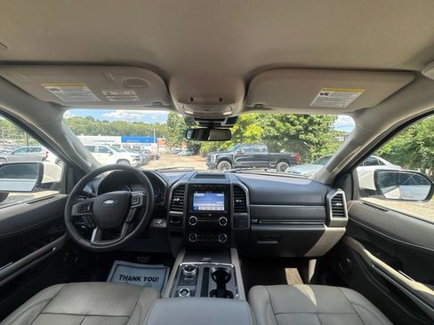 Used 2018 Ford Expedition XLT w/ Equipment Group 202A AWD/4WD image 24
