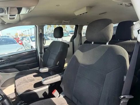 Used 2017 Dodge Grand Caravan SE image 8