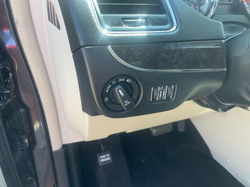 Used 2016 Chrysler Town & Country Touring-L image 24