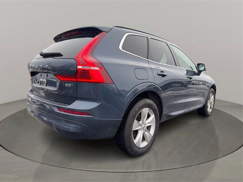 Used 2022 Volvo XC60 B5 Momentum image 7