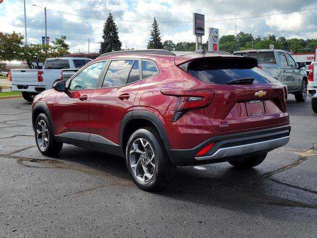 Used 2025 Chevrolet Trax LT FWD image 3