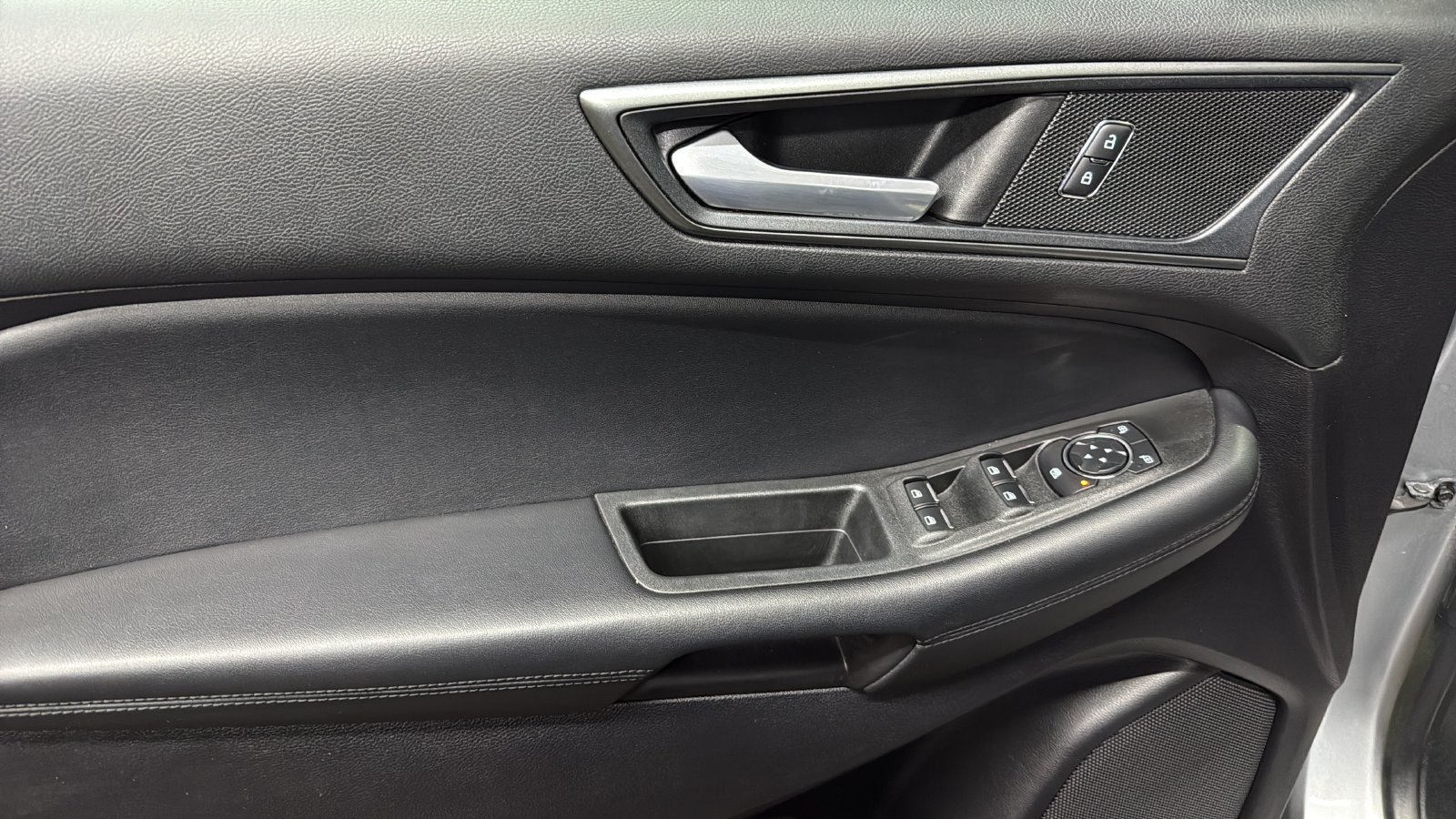 Used 2021 Ford Edge SE FWD image 11