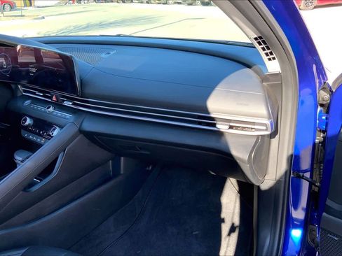 Used 2025 Hyundai Elantra Limited image 19