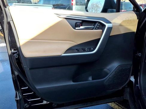 Used 2021 Toyota RAV4 XLE Premium image 18