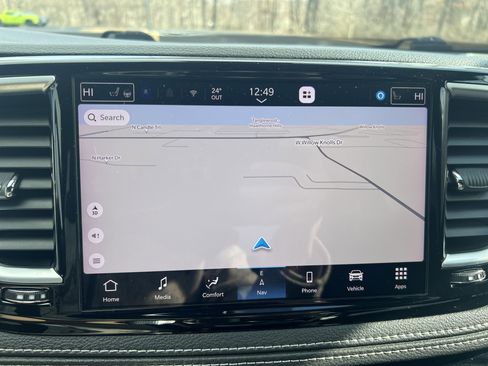 Used 2023 Chrysler Pacifica Limited w/ Uconnect Theater Family Group image 17