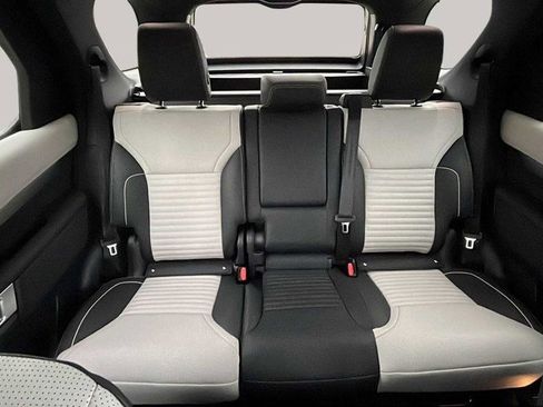 New 2024 Land Rover Discovery Dynamic SE image 20