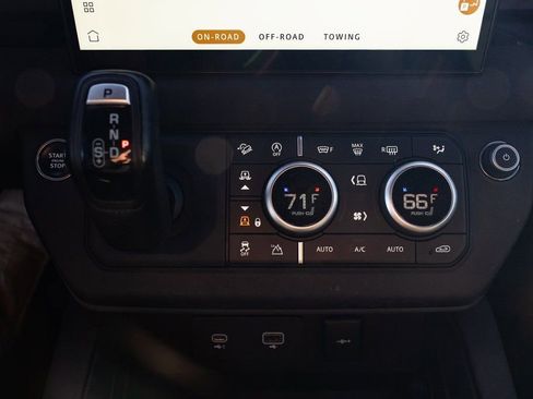 Used 2023 Land Rover Defender 130 X-Dynamic SE image 15