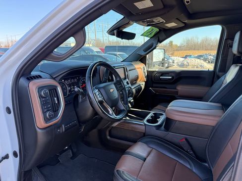 Used 2023 Chevrolet Silverado 2500 High Country w/ Z71 Off-Road Package image 3