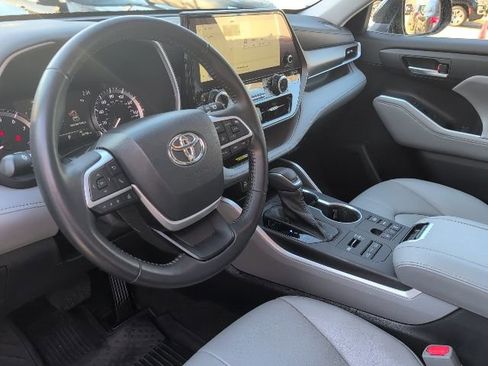 Used 2023 Toyota Highlander XLE image 21