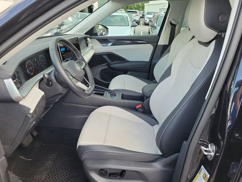 Certified 2025 Volkswagen Tiguan SE FWD image 23