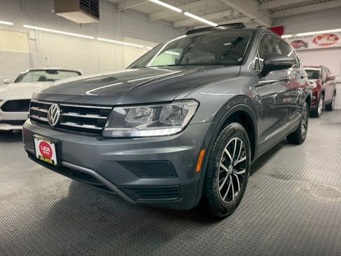 Used 2021 Volkswagen Tiguan SE w/ Panoramic Sunroof Package image 2