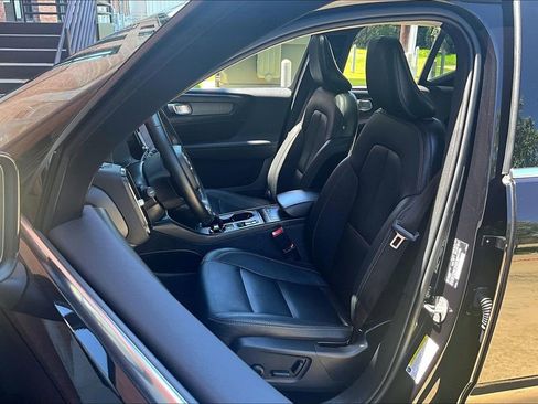 Used 2025 Volvo XC40 B5 Core w/ Protection Package Premier AWD/4WD image 32