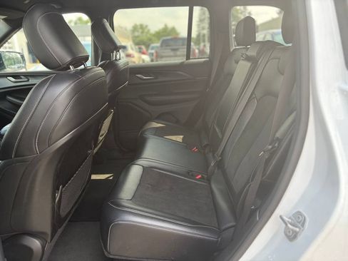 Used 2025 Jeep Grand Cherokee Altitude AWD/4WD image 12
