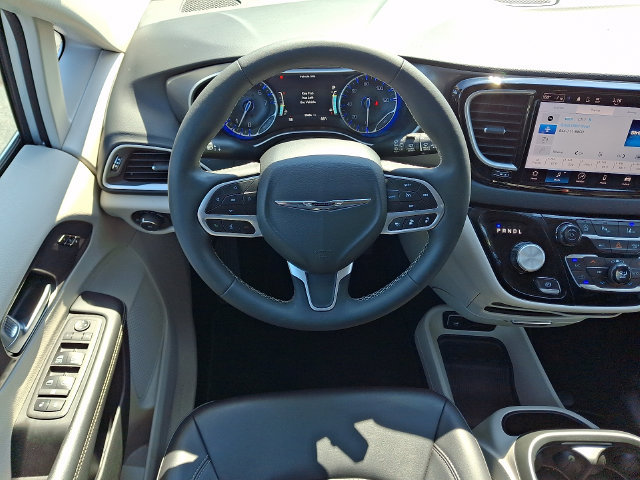 Used 2024 Chrysler Pacifica Touring-L FWD image 13