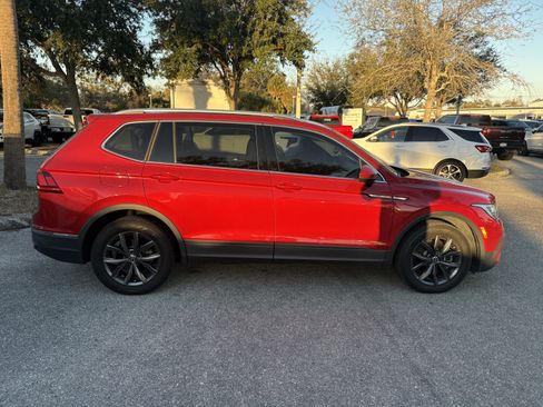 Used 2022 Volkswagen Tiguan SE w/ Panoramic Sunroof Package image 7