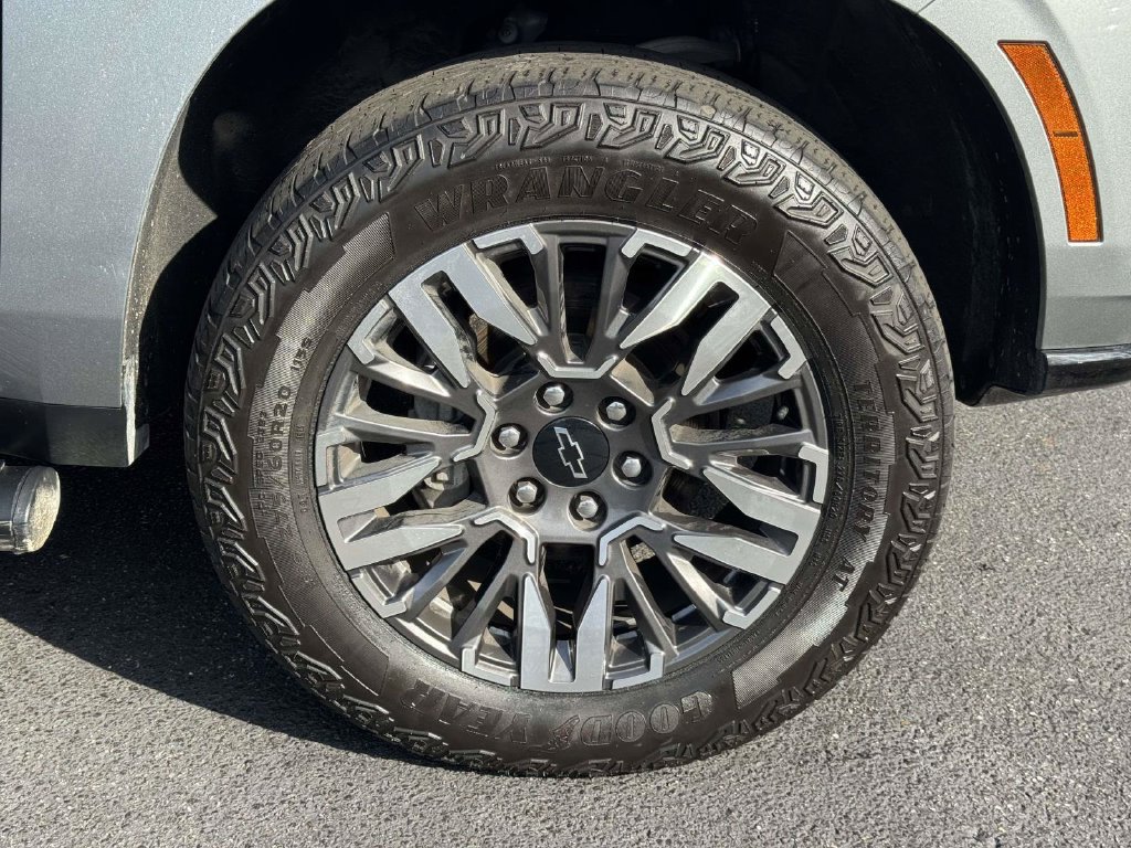 Used 2025 Chevrolet Suburban Z71 AWD/4WD image 28