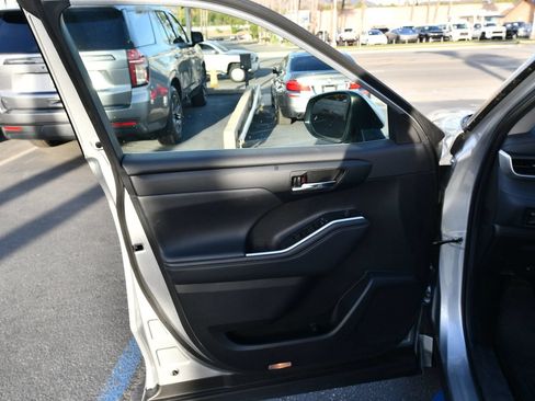 Used 2022 Toyota Highlander XLE FWD image 14