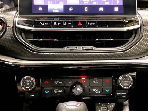 Used 2025 Jeep Compass Trailhawk w/ Sun & Sound Group AWD/4WD image 32