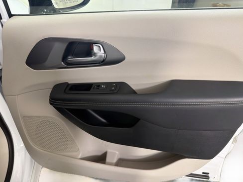 Used 2024 Chrysler Pacifica Touring-L FWD image 32