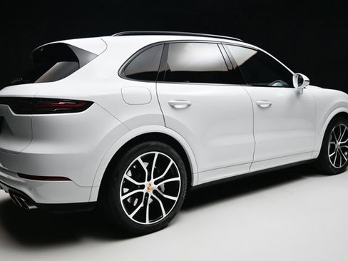 Used 2019 Porsche Cayenne Turbo w/ Premium Plus Package image 4