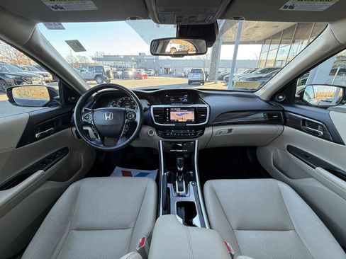 Used 2017 Honda Accord Touring image 31