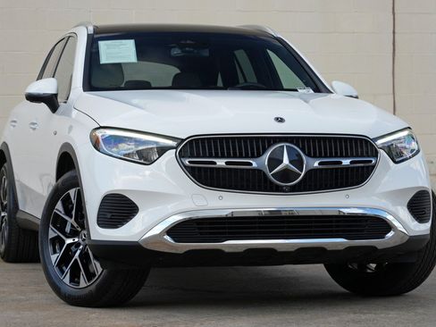 Used 2025 Mercedes-Benz GLC 350e 4MATIC image 4