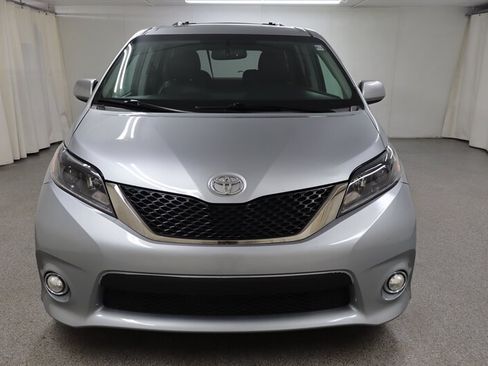 Used 2017 Toyota Sienna SE Premium FWD image 3