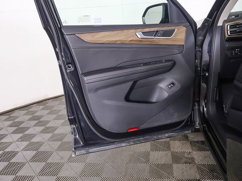 Used 2025 Volkswagen Atlas SE image 24