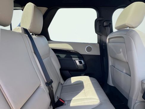 Used 2018 Land Rover Discovery SE image 31