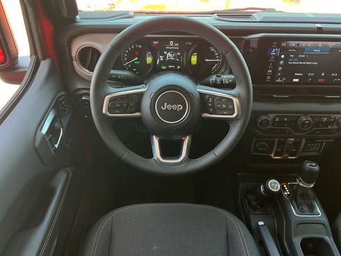 Used 2025 Jeep Wrangler Unlimited Sahara AWD/4WD image 16