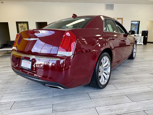 Used 2018 Chrysler 300 Touring L image 6