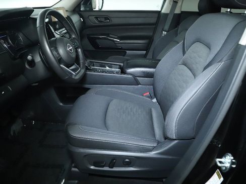 Certified 2025 Nissan Pathfinder SV FWD image 19