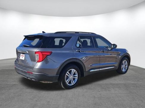 Used 2022 Ford Explorer XLT image 4