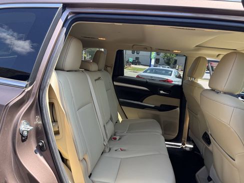 Used 2018 Toyota Highlander XLE AWD/4WD image 27