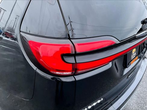 Used 2024 Chrysler Pacifica Touring-L image 32