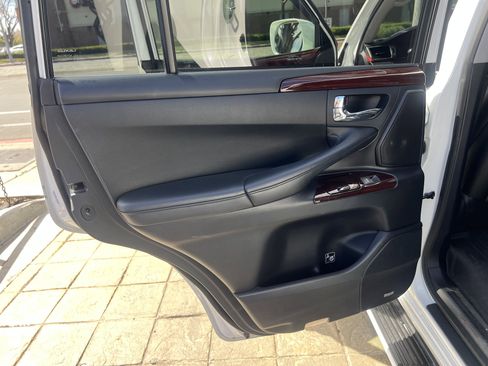 Used 2013 Lexus LX 570 4WD w/ Luxury Pkg image 26