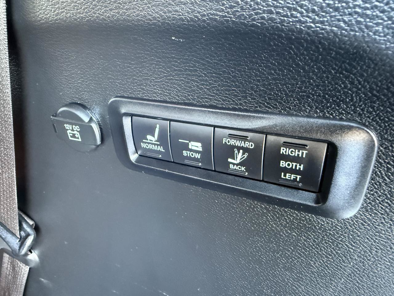 Used 2024 Chrysler Pacifica Pinnacle FWD image 53