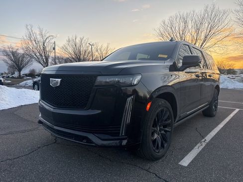 Used 2024 Cadillac Escalade ESV Sport Platinum w/ LPO, ONYX Package image 4
