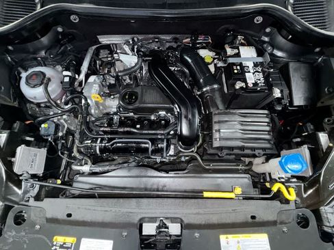 Certified 2025 Volkswagen Taos SE FWD image 12