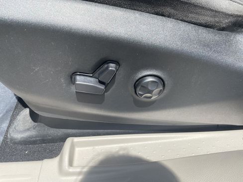 Used 2017 Chrysler Pacifica Touring FWD image 11