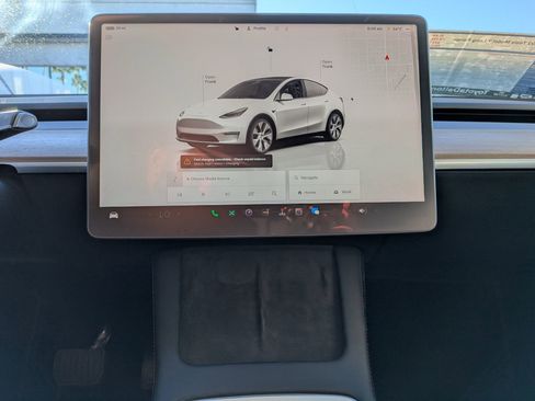 Used 2022 Tesla Model Y Long Range image 18