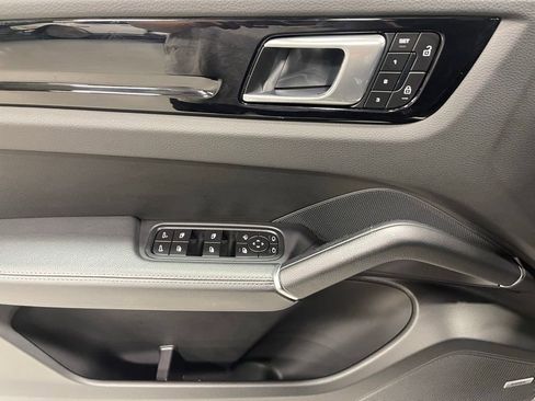 Used 2022 Porsche Cayenne AWD/4WD image 15