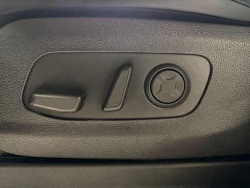 Used 2025 Kia Carnival FWD image 15