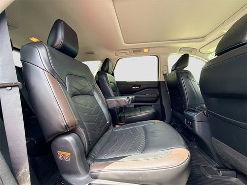 Used 2022 Nissan Pathfinder Platinum w/ Cargo Package image 31